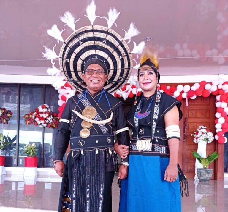 Ikuti Upacara HUT ke-76 RI, Bupati KKT Pakai Baju Adat Selaru