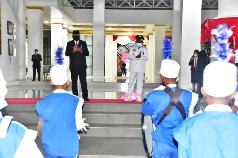 Bupati M. Thaher Hanubun dan Wakil Bupati Petrus Beruatwarin menikmati lagu Band Anima berjudul bintang yang dimainkan Drum Band SMA Seminari St. Yudas Thadeus (SYT) Langgur, Selasa (17/8/2021). Foto: Bagian Humas dan Protokoler Malra/Icat