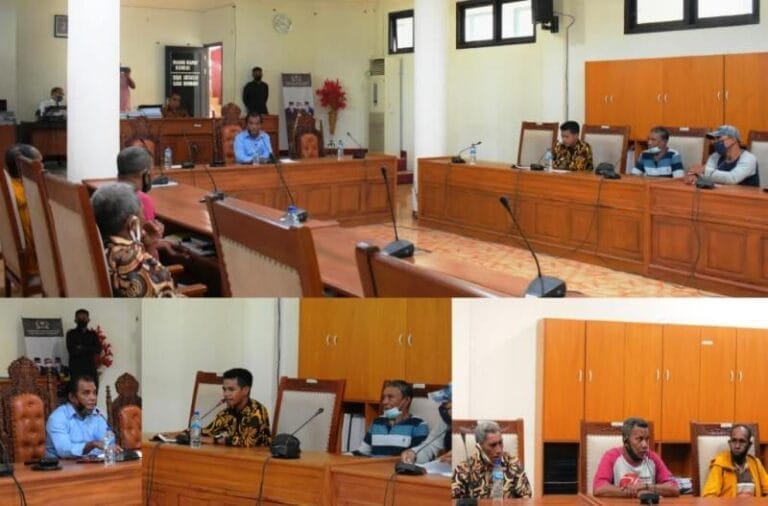 Anggota DPRD Thomas Ulukyanan menerima enam perwakilan pendemo terkait jabatan Kepala Ohoi Elat. Pertemuan digelar di ruang rapat Komisi III tadi siang, Selasa (24/8/2021). Foto: Labes Remetwa