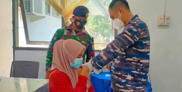 Peringati HUT ke-75 Jalasenastri, TNI Angkatan Laut Gelar Vaksinasi di Tual