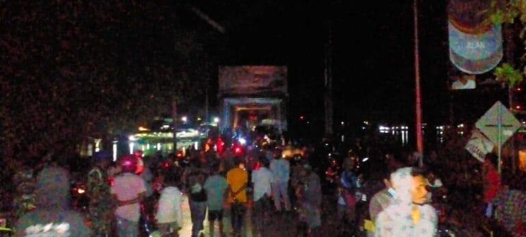 Satu-satunya jalan penghubung Kabupaten Maluku Tenggara dan Kota Tual lumpuh total, Sabtu (28/8/2021). Foto: Labes Remetwa