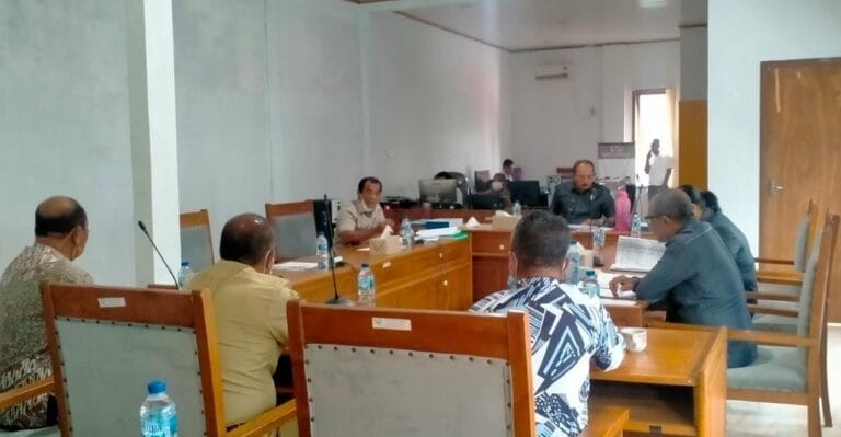 Rapat Dengar Pendapat (RDP) antara Komisi I bersama Penjabat Kepala Ohoi Ngilngof, BSO, dan marga Resubun Warin di ruang rapat Komisi I terkait polemik jabatan kepala Ohoi Ngilngof, Senin (9/8/2021). Foto: Labes Remetwa