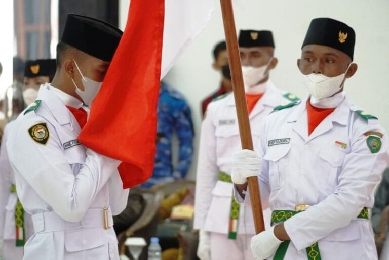 Bupati Maluku Tenggara M. Thaher Hanubun mengukuhkan Pasukan Pengibar Bendera Pusaka (Paskibraka). Pengukuhan digelar di Aula Kantor Bupati Malra, Senin (16/8/2021). Foto: Cemo Labetubun
