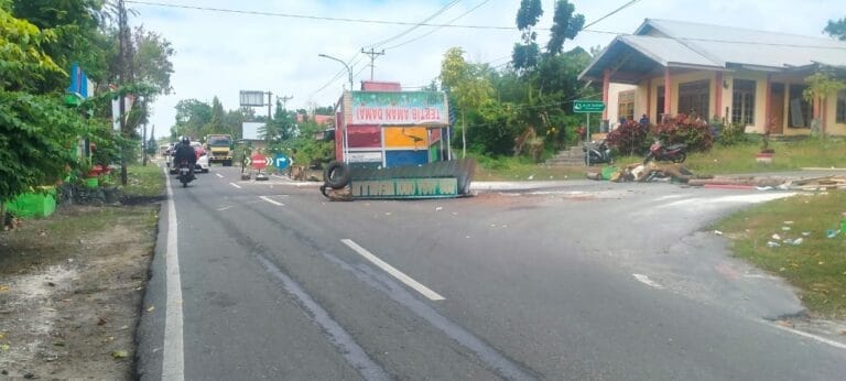 Warga buka kembali satu jalur jalan Langgur-Wearlilir, Kamis (13/8/2021). Foto: Labes Remetwa