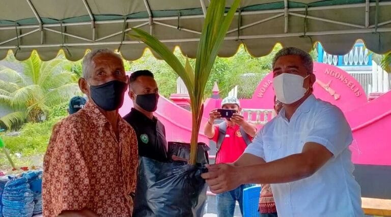 Jaga Ketahanan Pangan, Ohoiel Tanam 3.500 Bibit Kelapa dan Pisang