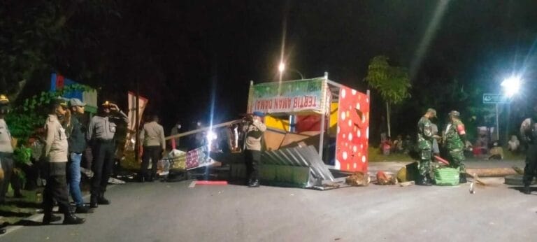 Anggota TNI-Polri berjaga-jaga di ruas jalan Langgur-Wearlilir yang sementara ditutup warga, Kamis (12/8/2021), pukul 20.35 WIT. Foto: Labes Remetwa
