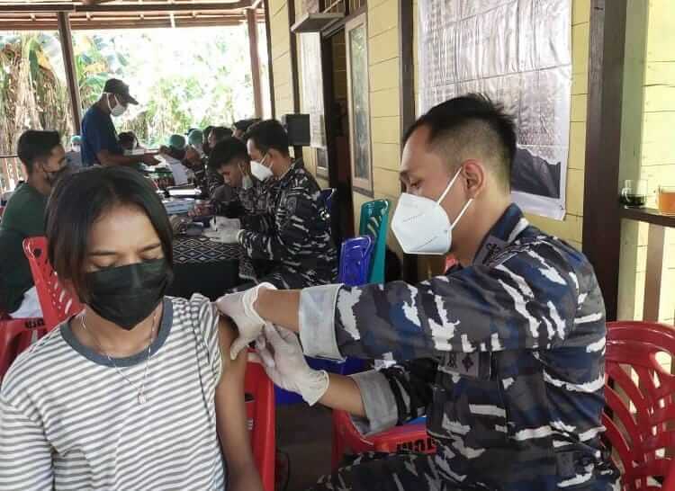 Vaksinasi Maritim TNI AL di Tual-Malra Tembus 2000an Orang Vaksinasi Maritim TNI AL di Tual-Malra Tembus 2000an Orang