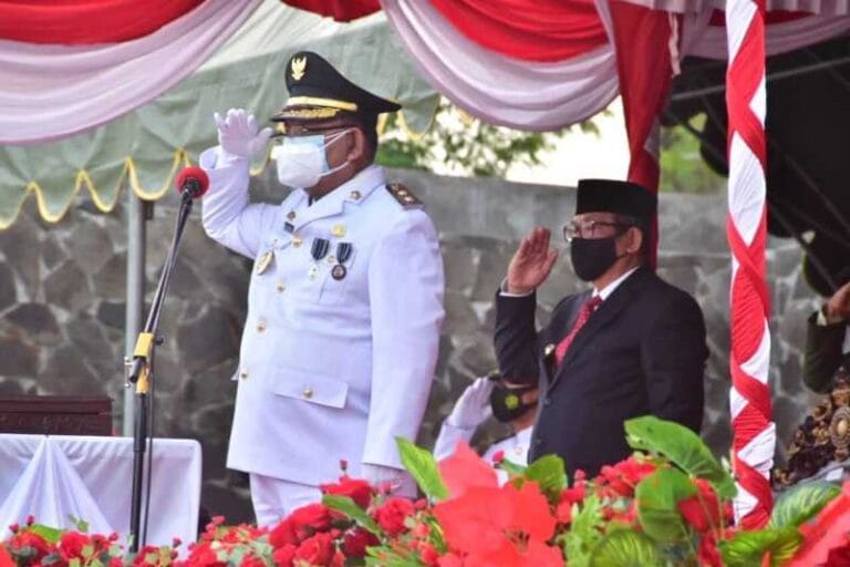 Wakil Bupati Maluku Tenggara Petrus Beruatwarin memimpin upacara penurunan bendera peringatan HUT ke-76 Republik Indonesia di Lapangan Upacara Kantor Bupati Malra, (17/8/2021), pukul 17.30 WIT. Foto: Bagian Protokoler dan Komunikasi Pimpinan Malra/Icat