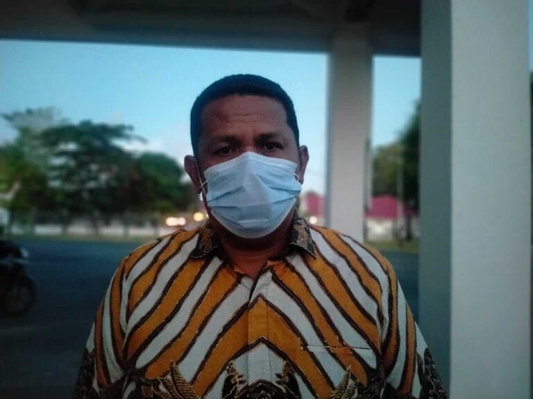 Wakil Ketua DPRD Kabupaten Maluku Tenggara Albert Efruan meminta pemerintah daerah setempat menyediakan pasar lain untuk menjawab peningkatan produksi hasil bumi di Pasar Langgur. Foto: Labes Remetwa