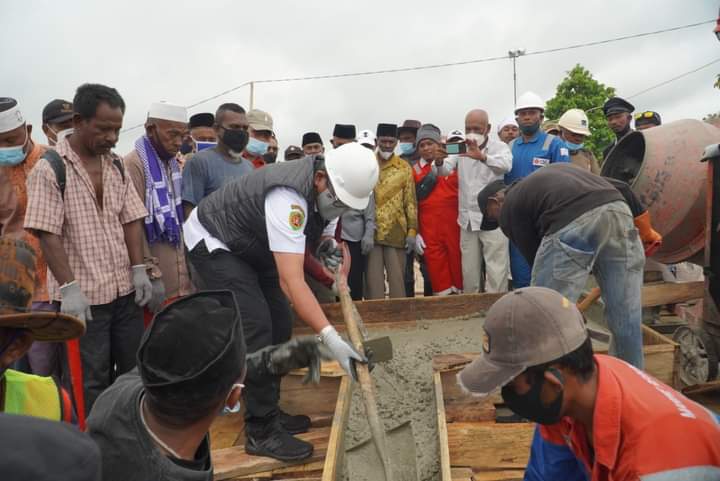 Bupati Malra Bersama Masyarakat Cor Dak Masjid Ohoi Dian Pulau