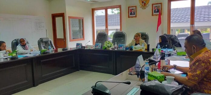 Komisi-II-DPRD-Maluku-Bahas-Ranperda-RUED-Bersama-Mitra-090921-Cintia-Suaradamai (2) Komisi II DPRD Maluku menggelar rapat bersama mitra, Dinas Energi Sumber Daya Meneral (ESDM) dan Biro Hukum Setda Maluku . Rabu (8/9/21). Foto: Chintia Samangun