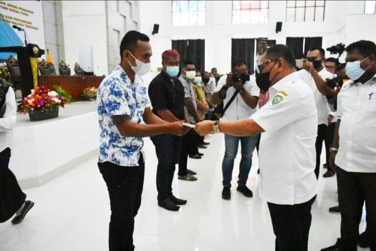 Pemkab Malra Salurkan Bansos Tunai Bagi Penyandang Disabilitas dan Lansia