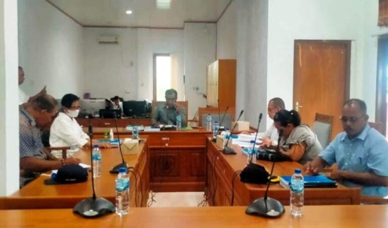 Ketua Bapemperda Thomas Ulukyanan memimpin rapat harmonisasi, pembulatan, dan pematangan konsepsi Rancangan Peraturan Daerah (Ranperda) tentang adat, Senin (22/9/2021). Foto: Labes Remetwa