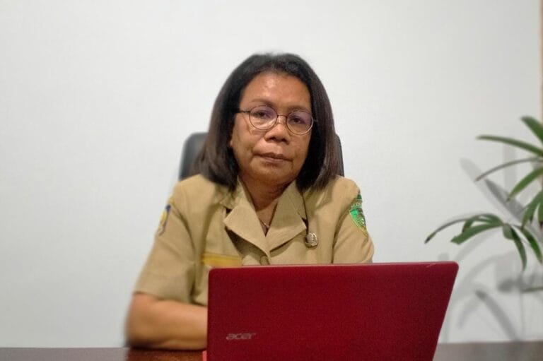 Kepala Dinas Kota Tual Enggelina Heatubun diwawancarai di ruang kerjanya, Selasa (28/9/2021). Foto: Labes Remetwa