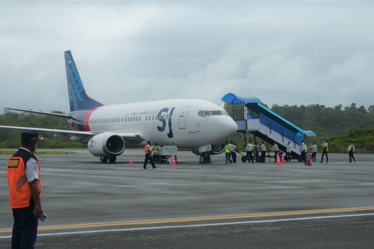 Maskapai penerbangan Sriwijaya Air tiba di Bandara Karel Sadsuitubun Langgur, Jumat (10/9/2021) pukul 14.05 WIT. Foto: Labes Remetwa