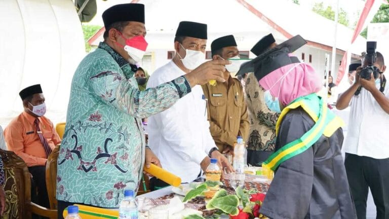 Wali Kota Tual Adam Rahayaan mewisuda sebanyak 70 santri/santriwan di Desa Tayando Yamtel, Kecamatan Tayando Tam pada Senin (30/8/2021). Foto: Bagian Protokoler dan Komunikasi Pimpinan Tual