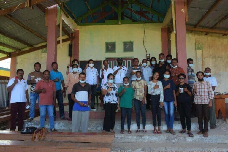 Foto bersama umat Katolik Ohoi Ohoidertutu bersama tim sosialsasi pelestarian Tumbuhan dan Satwa Liar (TSL) yang dilindungi. Ohoidertutu, (8/9/2021). Foto: Labes Remetwa