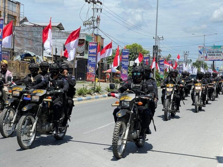 Jelang Pembukaan PON XX, Brimob Maluku BKO Polda Papua Gelar Patroli Skala Besar