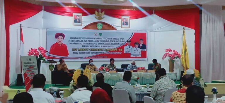 Anggota DPR RI Mercy Barends melaksanakan reses di Kota Tual Provinsi Maluku, Senin (25/10/2021). Foto: Fredy Jamrewav