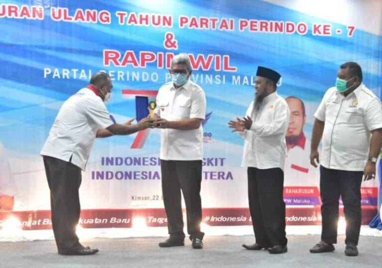 Ketua DPD Perindo Maluku Tenggara Sebastianus Masreng didampingi Ketua DPW Maluku M. Isa Raharusun, menyerahkan penghargaan Bapak Toleransi Kabupaten Malra kepada Bupati Thaher Hanubun. Penghargaan tersebut diberikan saat acara HUT ke-7 Perindo dan pembukaan Rapimwil Perindo Maluku di Kimson Center Langgur, Jumat (22/10/2021). Foto: Bagian Protokoler dan Komunikasi Pimpinan Malra/Icat