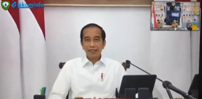 Dialog antara Presiden Jokowi dan Bupati Malra terkait vaksinasi dan jalan Trans Kei Besar. Dialog tersebut terjadi saat rapat secara virtual bersama Presiden dan seluruh menteri dan penjabat setingkat menteri serta seluruh kepala daerah provinsi maupun kabupaten/kota, Senin (25/10/2021). Foto: tangkapan layar video Kominfo Malra