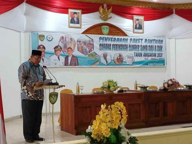 Wali Kota Tual Adam Rahayaan menyampaikan sambutan pada acara penyerahan paket bantuan sarana perikanan di Aula Kantor Walikota Tual, Selasa (12/10/2021). Foto: Labes Remetwa