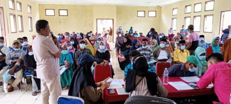 Kunjungi Kecamatan Tayando Tam, Pemkot Tual Salurkan Bansos KKS