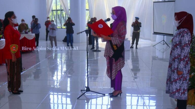 Widya Lantik Pengurus Dekranasda Bursel Periode 2021-2026