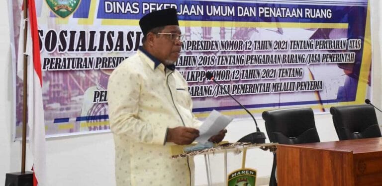 Wali Kota Tual Adam Rahayaan menyampaikan sambutan pada kegiatan sosialisasi Peraturan Presiden (Perpres) nomor 12 tahun 2021 tentang perubahan atas Perpres nomor 16 tahun 2018 tentang pengadaan barang/jasa pemerintah. Sosialisasi dilaksanakan di Aula Balai Kota Tual, Kamis (11/11/2021). Foto: Dokpri