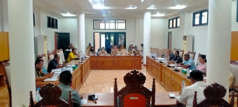 Badan Anggaran (Banggar) DPRD dan Tim Anggaran Pemerintah Daerah (TAPD) membahas Kebijakan Umum Anggaran (KUA) tahun 2022 di ruang rapat Banggar, Senin (22/11/2021). Foto: Labes Remetwa