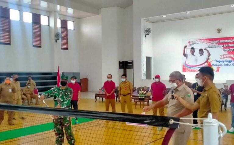 Bupati Maluku Tenggara M. Thaher Hanubun dan Danlanal Tual Kolonel Laut (P) Indra Dharma memukul kok bulutangkis secara bersamaan sebagai tanda pembukaan tournamen bulutangkis Bupati Cup tahun 2021, di Gedung Serbaguna Larvul Ngabal, Senin (15/11/2021). Foto: Labes Remetwa