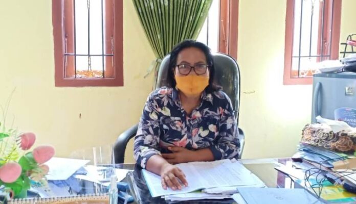 Kepala Dinas Pertanian dan Peternakan Tual Irene Ngabalin diwawancarai di ruang kerjanya, Rabu (17/11/2021). Foto: Dokpri