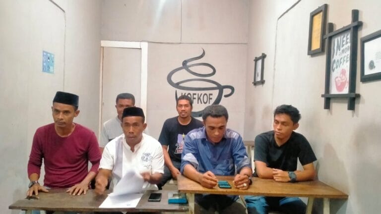 Dewan Pengurus Pusat (DPP) Ikatan Pemuda Pelajar Mahasiswa Wandan (IPPMAWAN) melakukan konferensi pers di Cafe Kof-Kof Tual, Selasa (30/11/2021). Foto: Labes Remetwa