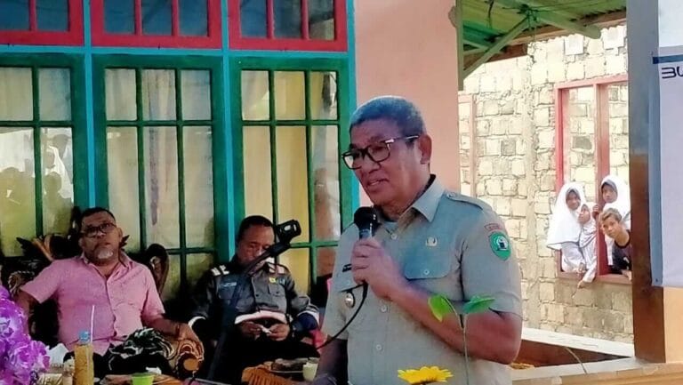 Bupati Maluku Tenggara M. Thaher Hanubun menyampaikan sambutan sebelum meresmikan Listrik Desa (Lissa) 24 jam untuk Ohoi Banda Efruan dan Banda Ui Kecamatan Kei Besar Utara Timur, Senin (8/11/2021). Foto: Labes Remetwa
