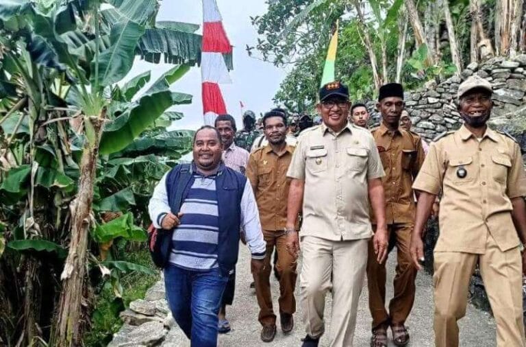 Anggota DPRD Malra Aher Onoly mendampingi Bupati Malra M. Thaher Hanubun meresmikan Listrik Desa (Lissa) di Ohoi Banda Efruan dan Banda Ui, Kecamatan Kei Besar Utara Timur, Senin (8/11/2021). Foto: Dokpri
