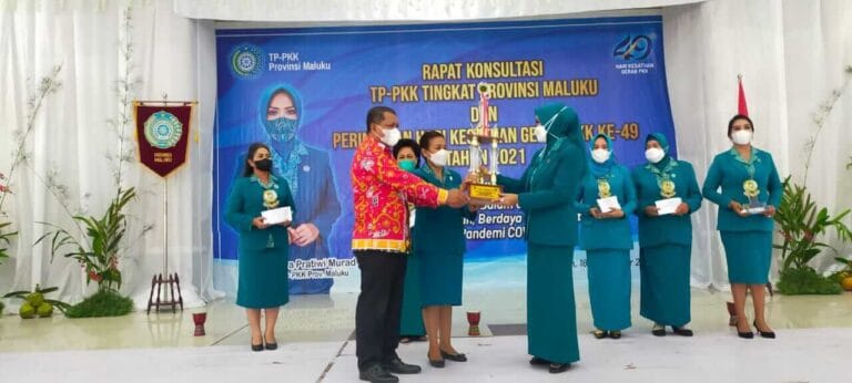 Ketua TP-PKK Provinsi Maluku Widya Murad menyerahkan piala juara umum kepada Ketua TP-PKK Kota Ambon Debbie Louhenapessy di Islamic Center, Kamis (18/11/2021). Foto: Chintia Samangun