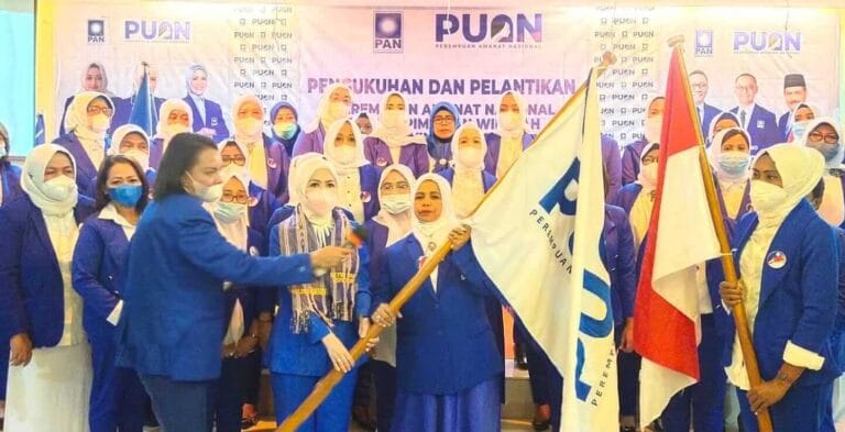 Ketua Dewan Pimpinan Pusat (DPP) Perempuan Amanat Nasional (PUAN) Intan Fauzi, melantik pengurus DPW PUAN Maluku dan mengukuhkan 11 DPD PUAN Kabupaten/Kota se-Maluku. Acara pelantikan dan pengukuhan dilaksanakan di Hotel Manise Ambon, Senin (22/11/2021). Foto: Chintia Samangun
