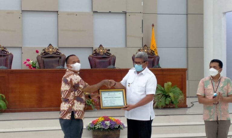 Terus Bersinergi Hadirkan Listrik, PLN Berikan Penghargaan kepada Bupati Maluku Tenggara