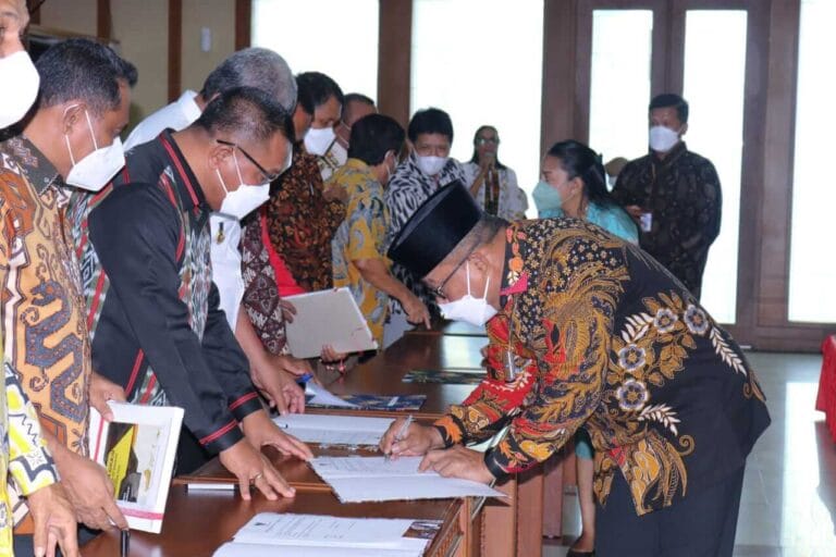 Serahkan DIPA dan TKDD Tahun 2022, Gubernur Murad Tekankan Lima Hal