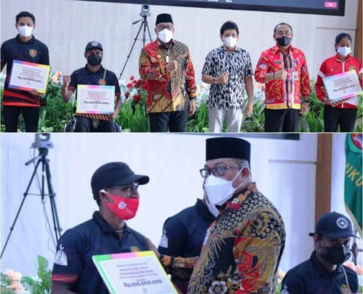 Gubernur Maluku Murad Ismail menyerahkan piagam penghargaan dan bonus kepada para atlet dan pelatih yang berprestasi di ajang Pekan Olahraga Nasional (PON) XX dan Pekan Paralimpic Nasional (PEPARNAS) XVI Papua Tahun 2021. Acara tersebut berlangsung di lantai tujuh Kantor Gubernur, Jumat (3/12/2021). Foto: Chintia Samangun