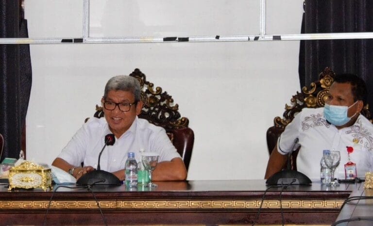 Rapat koordinasi antara KONI Malra, Pertina Malra, dan Panitia Turnamen, dipimpin langsung Ketua Umum KONI Malra M. Thaher Hanubun di ruang rapat Kantor Bupati, Kamis malam (2/12/2021). Foto: Bagian Protokokoler dan Komunikasi Pimpinan Malra/ Ronal Reyaan