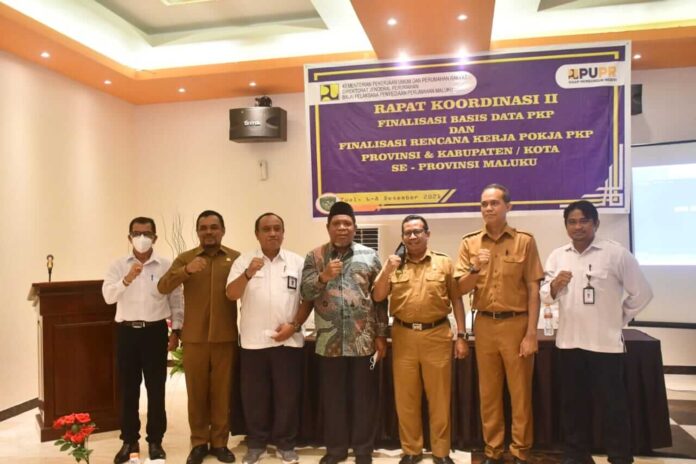 Walikota Tual Adam Rahayaan (tengah, batik) pada pembukaan Rapat Koordinasi II Finalisasi Basis Data PKP dan Finalisasi Rencana Rencana Kerja Pokja PKP, yang diselenggarakan di Hotel Grand Vilia, Senin (6/12/2021). Foto: Dokpri