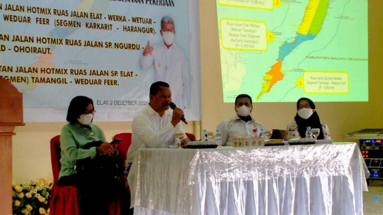 Ketua Komisi III DPRD Kabupaten Maluku Tenggara Stephanus Layanan saat menghadiri kegiatan sosialisasi dan konsultasi masyarakat untuk pelaksanaan pekerjaan jalan di Elat, Kecamatan Kei Besar, Kamis (2/12/2021). Foto: Labes Remetwa