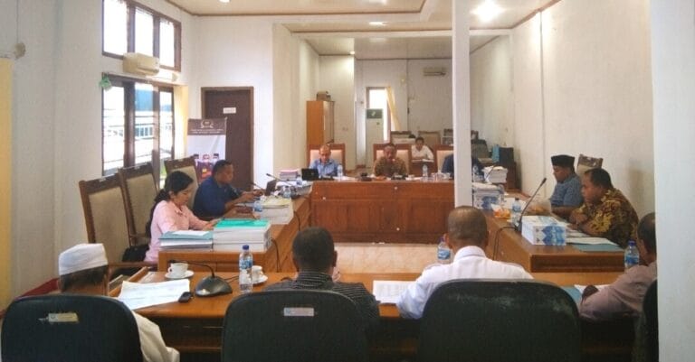 Suasana Rapat Dengar Pendapat Komisi II bersama Lima Agen Mitan, yang berlangsung di Ruang Sidang Komisi II DPRD Maluku Tenggara. Rabu, (26/1/2022).