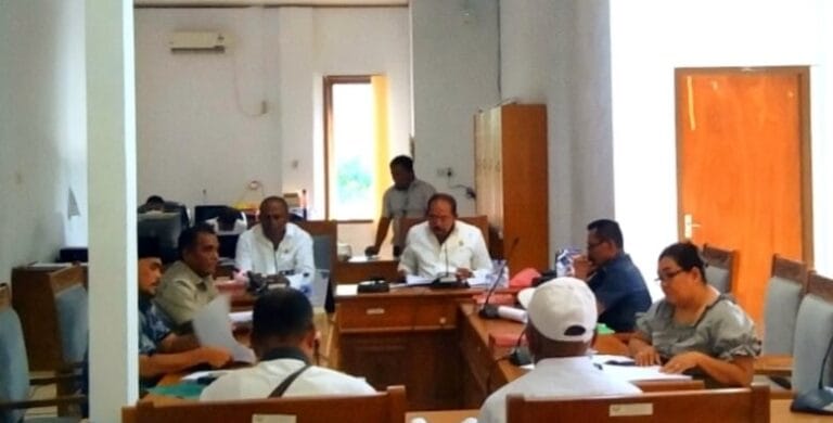 Rapat Dengar Pendapat (RDP) antara Komisi I DPRD Kabupaten Maluku Tenggara (Malra) bersama pemerintah desa (Ohoi) Hoor Islam, Kecamatan Kei Besar Utara Barat. Rapat tersebut berlangsung di ruang sidang Komisi I, Rabu (26/1/2022). Foto: Petter Letsoin