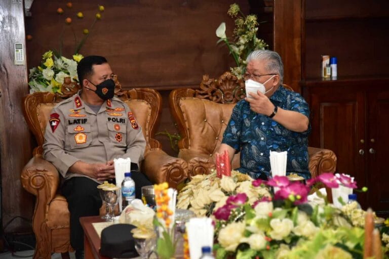 Kepala Kepolisian Daerah (Kapolda) Maluku Irjen. Pol. Lotharia Latif, mengunjungi Keuskupan Amboina. Ia bertemu dengan Administrator Apostolik Keuskupan Mgr. Petrus Canisius Mandagi, MSC, Sabtu (17/1/2022). Foto: Chintia Samangun
