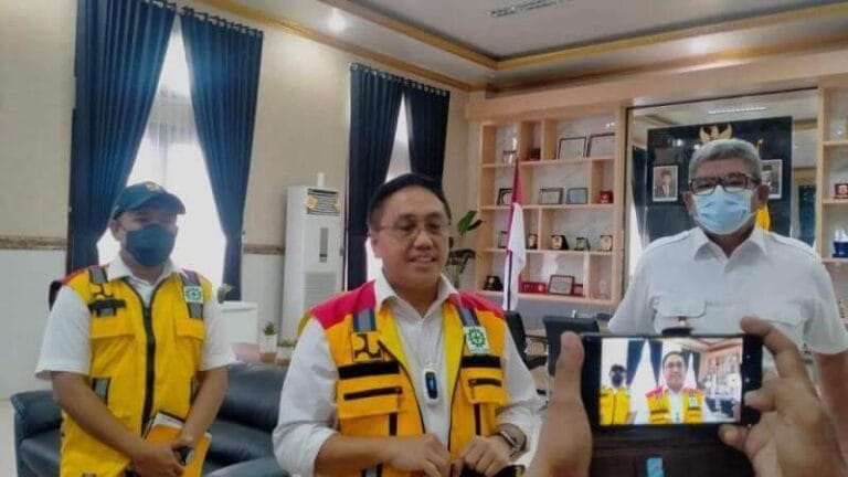 Direktur Preservasi Jalan dan Jembatan Wilayah II Ditjen Binamarga Thomas Setiabudi Aden didampingi Bupati Malra M. Thaher Hanubun, saat wawancara dengan awak media di ruang kerja Bupati, Kamis (20/1/2022). Foto: Labes Remetwa
