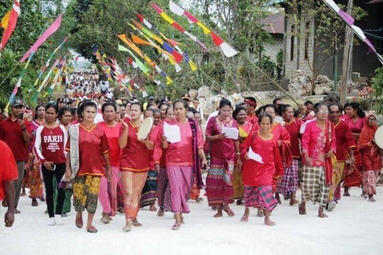 Sejumlah warga Ohoi Letvuan menggunakan busana merah bersama peserta Napak Tilas dengan pakaian adat perempuan Kei, memasuki lokasi Napak Tilas Peringatan Hari Nen Dit Sakmas di Ohoi Letvuan, Rabu (4/9/2019). Napak Tilas ini merupakan rangkaian perjalanan Nen Dit Sakmas menuju Ohoi Danar untuk mencari Raja Arnuhu-Famur Danar, sampai terbentuknya Hukum Larvul Ngabal. Mc-Maluku Tenggara/Zeta.T