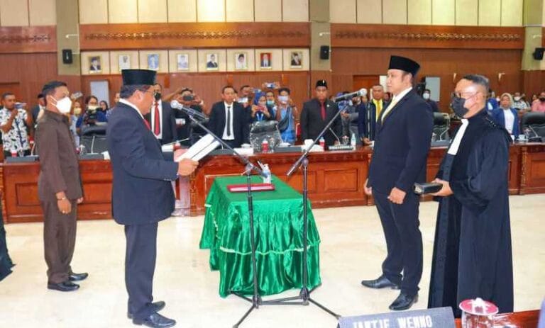 Pengambilan sumpah dan janji Michael Frits Leonard Tasaney sebagai Pengganti Antar Waktu (PAW) anggota DPRD Maluku sisa masa jabatan 2019-2024, di ruang sidang lantai II Kantor DPRD Maluku, Jumat (14/1/2022). Foto: Chintia Samangun