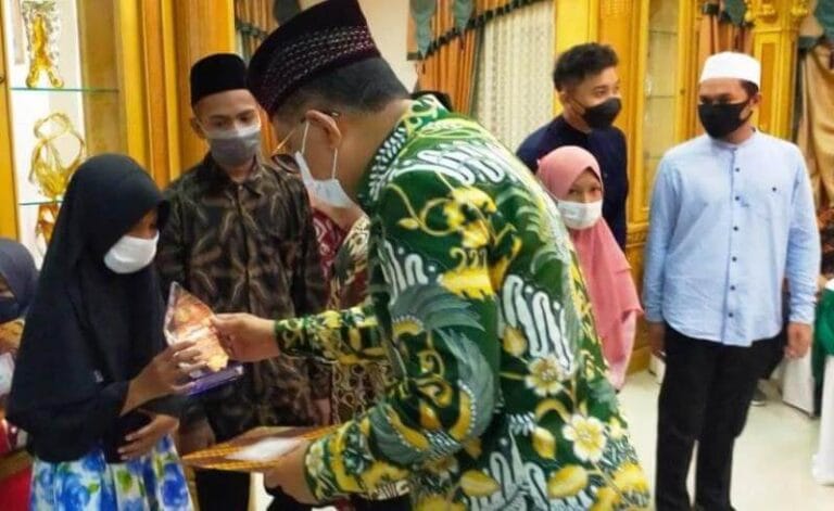 Wali Kota Ambon Serahkan Penghargaan kepada Pemenang MTQ ke-29